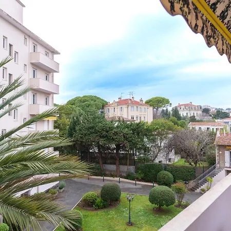 Classic French & Modern Comfort In Appartement Cannes