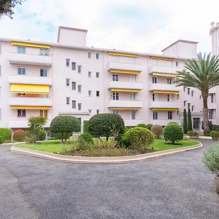 Classic French & Modern Comfort In Appartement